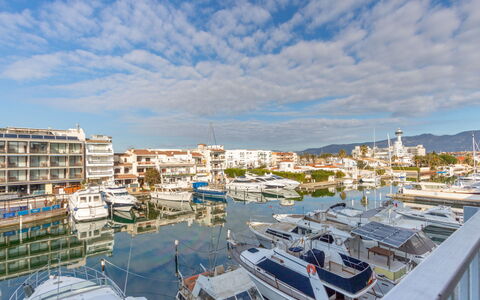 Port Salins: Cloud, Sky, Boat, Building, Watercraft, Water, Vehicle, Infrastructure, Body Of Water, Urban Design