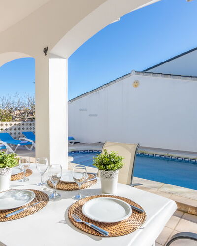 Erbanozi: Plant, Property, Water, Furniture, Table, Building, Sky, Azure, Tableware, Swimming Pool