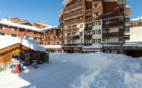 Tignes 330: Sky, Building, Property, Snow, Window, Freezing, House, Neighbourhood, Urban Design, Residential Area