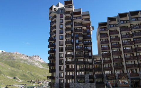 Tignes 335: Sky, Building, Window, Wheel, Urban Design, Condominium, Tower Block, Neighbourhood, House, Mountain