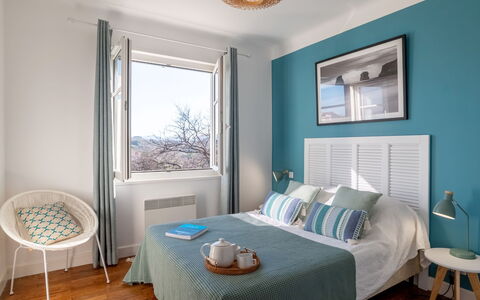 Errepira: Furniture, Property, Window, Green, Picture Frame, Comfort, Blue, Azure, Table, Wood