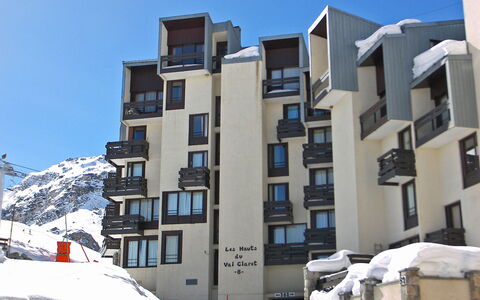 Tignes 340: Sky, Building, Daytime, Property, Window, Snow, Urban Design, Neighbourhood, Residential Area, Condominium