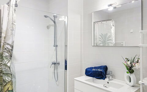 Les Calanques de Saint Aygulf: Bathroom, Plumbing Fixture, Interior Design, Flooring, Floor, Bathroom Cabinet, Tap, Mirror, Plumbing, Sink