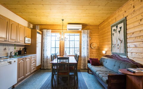 Kurunkynsi i: Bed, Furniture, Bedroom, Interior Design, Bedding, Bed Sheet, Flooring, Wood, Floor, Room