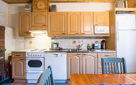 Kurunkynsi i: Bed, Furniture, Bedroom, Interior Design, Bedding, Bed Sheet, Flooring, Wood, Floor, Room