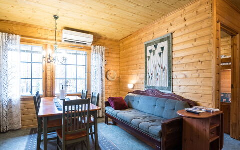 Kurunkynsi i: Bed, Furniture, Bedroom, Interior Design, Bedding, Bed Sheet, Flooring, Wood, Floor, Room
