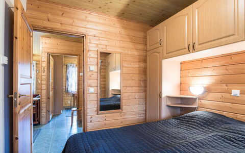 Kurunkynsi i: Bed, Furniture, Bedroom, Interior Design, Bedding, Bed Sheet, Flooring, Wood, Floor, Room