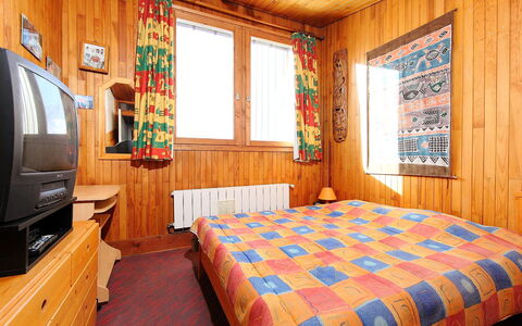 Tignes 350: Bedroom, Room, Furniture, Bed, Property, Bed Sheet, Interior Design, Bed Frame, Bedding, Building