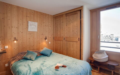 Tignes 350: Furniture, Building, Comfort, Azure, Wood, Textile, Interior Design, Bed, Floor