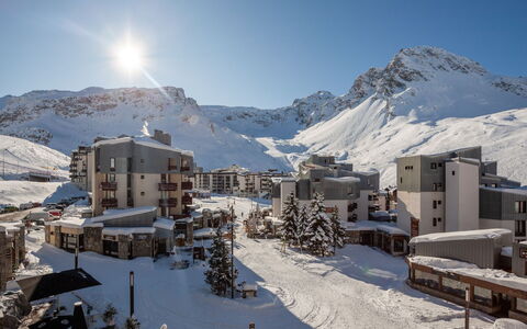 Tignes 350: Sky, Mountain, Snow, Building, Daytime, Property, Slope, Freezing, City, Cloud