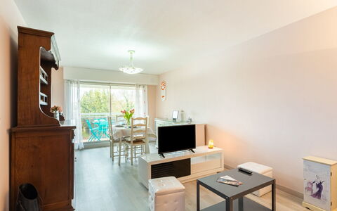 Résidence le Centre: Property, Cabinetry, Furniture, Houseplant, Wood, Interior Design, Flooring, Floor, Table, Living Room