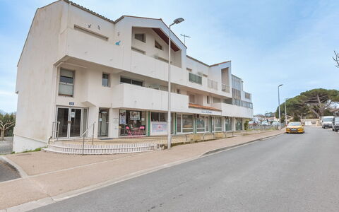 Résidence le Centre: Sky, Window, Cloud, Building, Tree, Urban Design, Neighbourhood, Asphalt, Residential Area, Facade