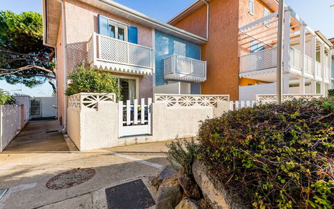 La Belle Créole: Plant, Building, Sky, Daytime, Property, Window, House, Land Lot, Urban Design