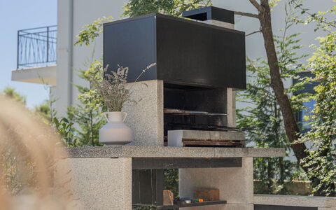 Marko Aurelia: Daytime, Property, Plant, Urban Design, Biome, Tree, Residential Area, Material Property, Facade, Building