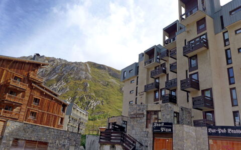 Tignes 375: Building, Sky, Cloud, Daytime, Property, Window, Urban Design, Neighbourhood, Residential Area, City