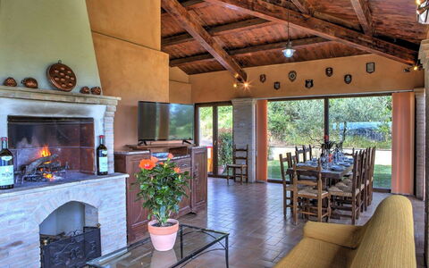 Villa Montone: Property, Table, Plant, Wood, Interior Design, Architecture, Living Room, Houseplant, Floor, Chair