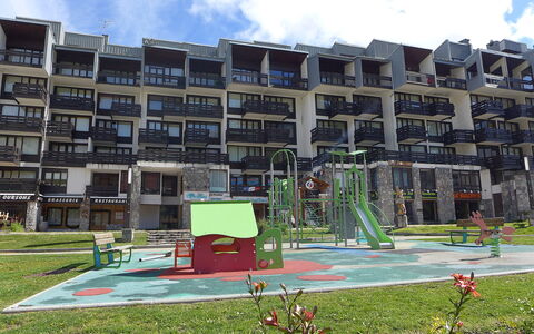 Tignes 385: Cloud, Plant, Building, Sky, Urban Design, Land Lot, Grass, Condominium, Window, Leisure