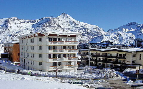 Tignes 400: Sky, Building, Snow, Mountain, Daytime, Property, Slope, Architecture, House, Freezing