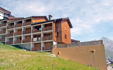Tignes 450: Sky, Cloud, Building, Plant, Window, Wood, Land Lot, Urban Design, Grass, Landscape