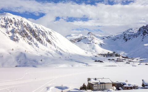 Tignes 470: Cloud, Sky, Mountain, Snow, Slope, Highland, Freezing, Glacial Landform, Mountainous Landforms, Ice Cap