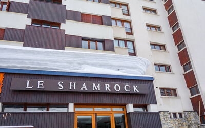 Tignes 470: Building, Property, Window, Condominium, Real Estate, Tower Block, Facade, Commercial Building, City, Mixed-Use