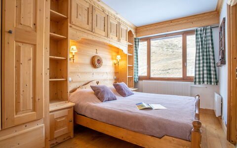 Tignes 480: Furniture, Property, Cabinetry, Building, Window, Comfort, Wood, Drawer, Interior Design, Bed Frame