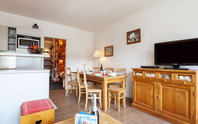 Accommodation:&nbsp;Le Bec Rouge (Le Lac) 480.8