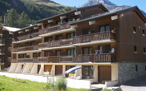 Tignes 860: Water, Sky, Building, Azure, Mountain, Tree, Architecture, Body Of Water, Lake, Neighbourhood