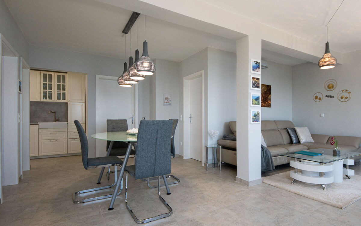 Accommodation:&nbsp;La Mer 407.1