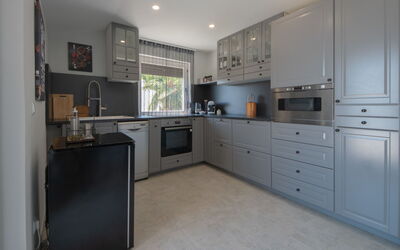 Accommodation:&nbsp;La Mer 407.3