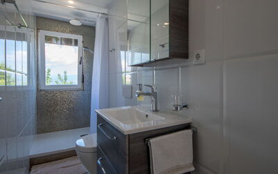 Accommodation:&nbsp;La Mer 407.3