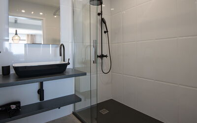 Accommodation:&nbsp;La Mer 407.1