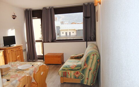 Les Menuires 100: Room, Furniture, Property, Bed, Interior Design, Bedroom, Building, Floor, Wall, House