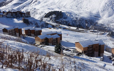 Les Menuires 100: Snow, Mountain, Building, Slope, House, Highland, Window, Freezing, Mountain Range, Tree