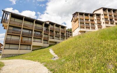 Les Menuires 100: Cloud, Sky, Building, Plant, Property, Urban Design, Land Lot, Window, Residential Area, Condominium