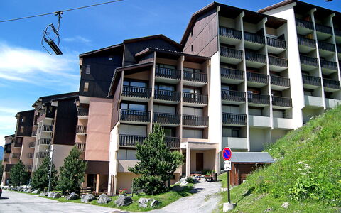 Les Menuires 170: Sky, Plant, Building, Property, Cloud, Window, Urban Design, Condominium, Neighbourhood, Tree