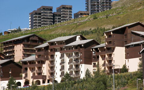 Les Menuires 170: Sky, Building, Plant, Vegetation, Urban Design, House, Tree, Tower Block, Biome, Window