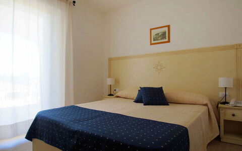 K Mono: Furniture, Property, Comfort, Building, Shade, Wood, Textile, Bed Frame, Lighting