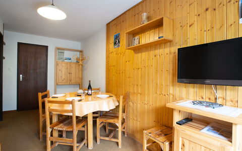 Astragale 412 a: Furniture, Property, Table, Cabinetry, Building, Wood, Interior Design, Floor, Wood Stain, Flooring