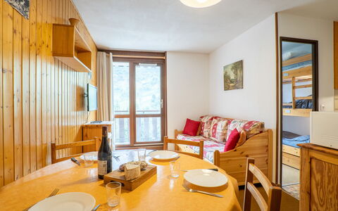 Astragale 412 a: Table, Property, Furniture, Picture Frame, Tableware, Wood, Interior Design, Orange, Lighting, Architecture