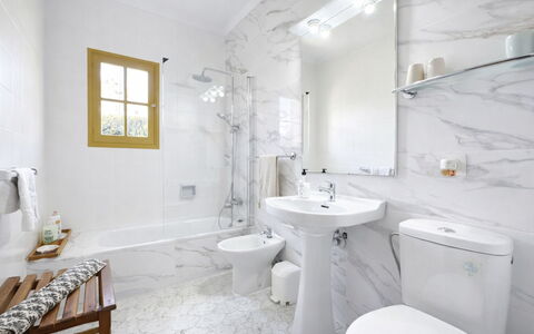 Can Xiroia: Bathroom, Plumbing Fixture, Flooring, Interior Design, Wall, Floor, Toilet, Toilet Seat, Sink, Tap