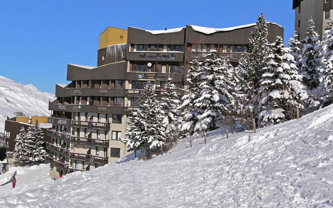 Les Menuires 500: Sky, Building, Snow, House, Slope, Mountain, Biome, Urban Design, Freezing, Landscape