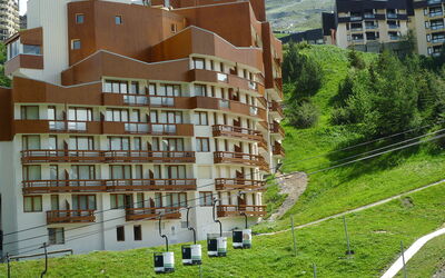 Les Menuires 500: Building, Property, Plant, Window, Vegetation, Land Lot, Urban Design, Tree, Grass, Condominium