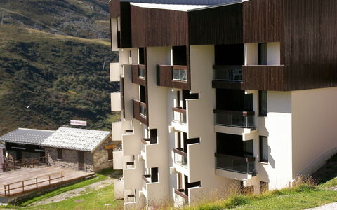 Les Menuires 200: Plant, Wood, Urban Design, Land Lot, Biome, Residential Area, Grass, Real Estate, Facade, Tree