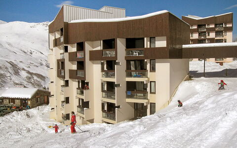 Les Menuires 200: Sky, Building, Property, Snow, Window, House, Slope, Architecture, Urban Design, Terrain