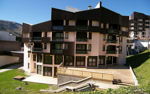 Soldanelles 413 B: Property, Residential Area, Building, Architecture, House, Apartment, Real Estate, Mixed-Use, Urban Design, Home