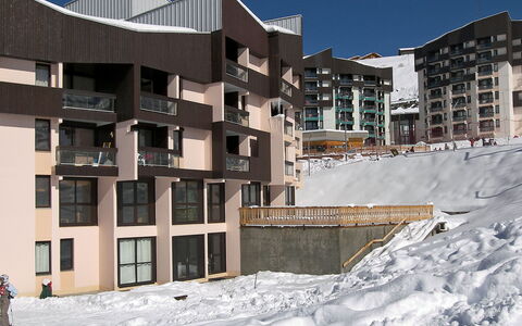Soldanelles 413 B: Building, Daytime, Property, Window, Snow, Sky, Architecture, Urban Design, Condominium, Neighbourhood