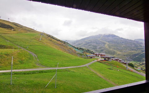 Soldanelles 413 B: Green, Highland, Mountainous Landforms, Mountain, Grass, Grassland, Sky, Hill Station, Mountain Range, Slope