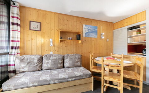 Soldanelles 413 B: Furniture, Property, Couch, Building, Table, Comfort, Wood, House, Interior Design