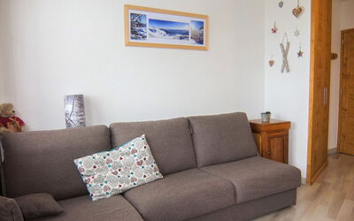 Médian 005 350.2: Couch, Furniture, Picture Frame, Wood, Interior Design, Building, Comfort, Rectangle, Living Room